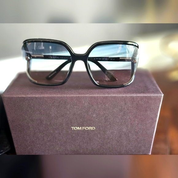 Brand New Tom Ford Solange - 02 TF 1089 Sunglasses main image 4